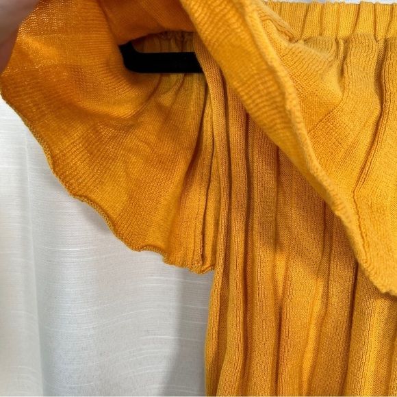 Urban Outfitters mustard yellow off shoulder crop top - Picture 4 of 7